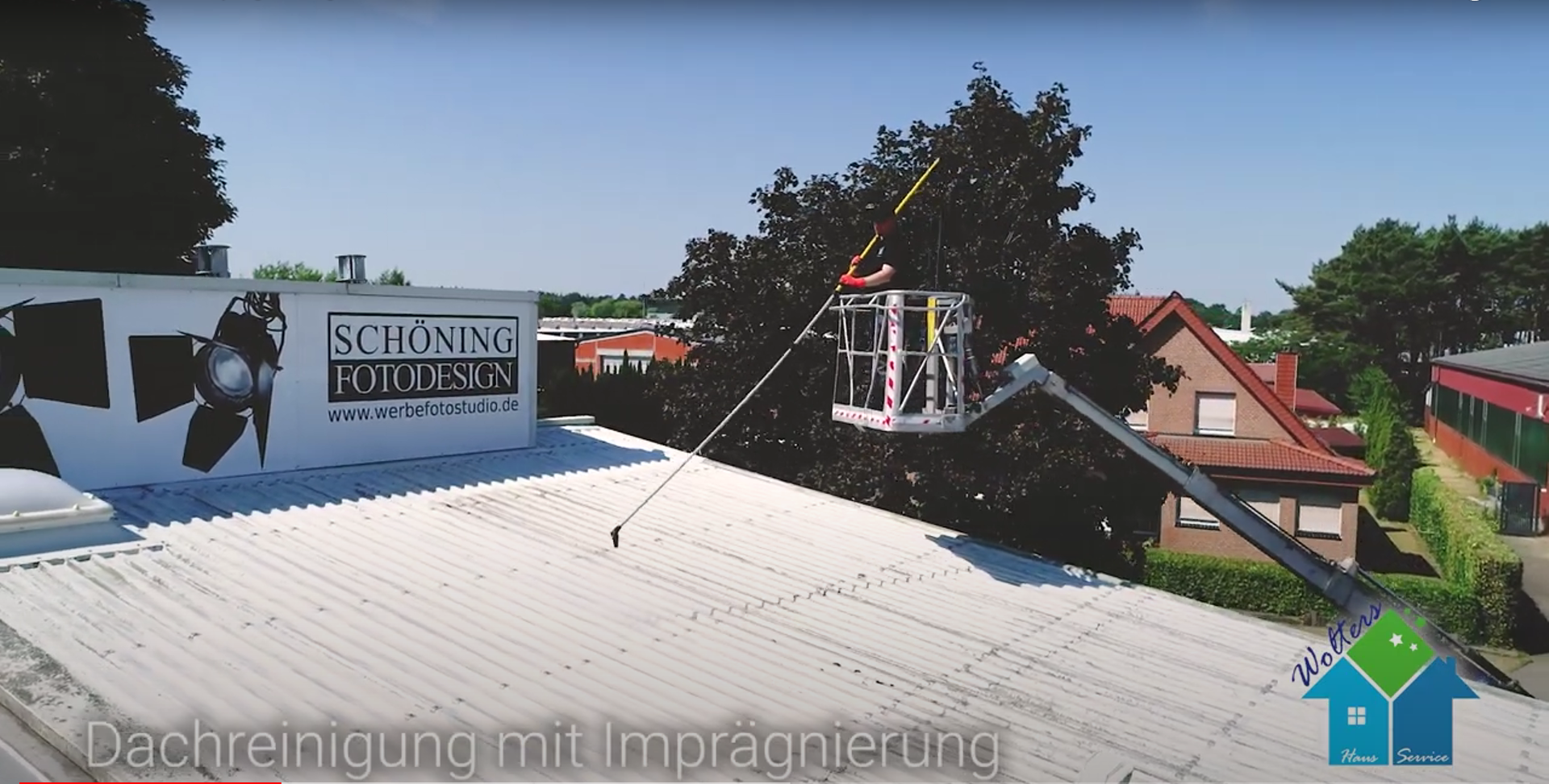 Dachreinigung in S&ouml;gel mit professioneller Teleskoplanze.